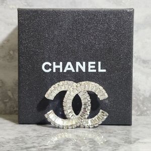 CHANEL Beautiful Crystal CC Logo Brooch✨️